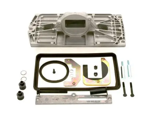 BOSCH-Teile in einem Set, bestehend aus einem größeren Gehäusedeckel, Dichtungen, Montageschrauben und einer Anleitung, auf einem neutralen Hintergrund angeordnet.